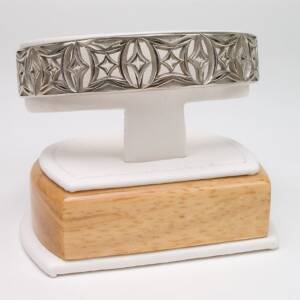 14K qwhite gold bangle Bracelet from the above detail