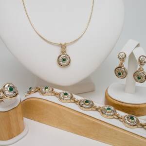 14K TT with 3.94cts of emerlard cabochons